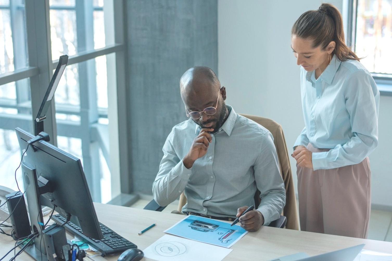 Gemeinsames Arbeiten an Finanzkennzahlen und Businessplänen