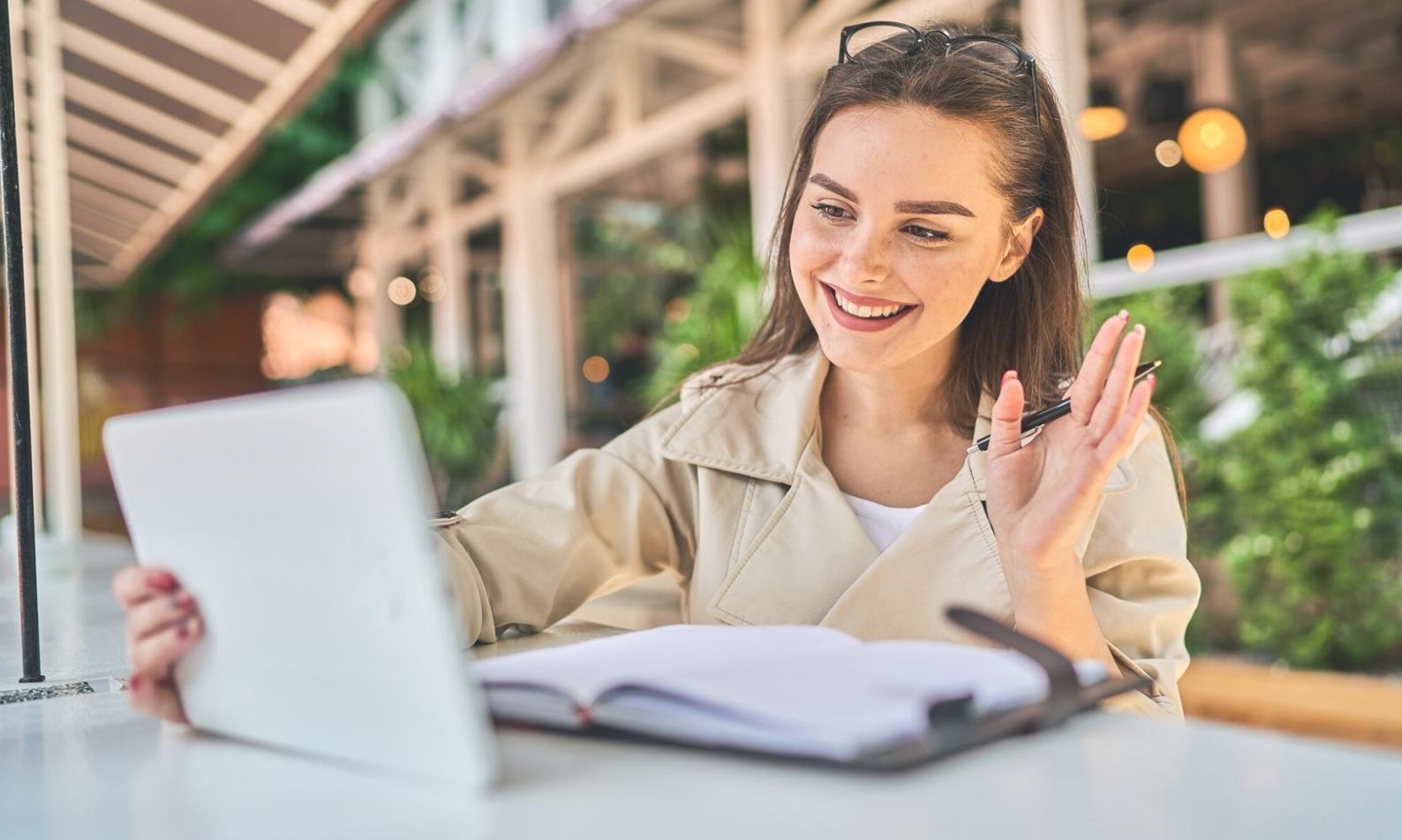 Teilnehmerin beim Studium von Finanzkennzahlen am Laptop